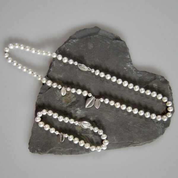Pearls & Silver Leaves Necklace